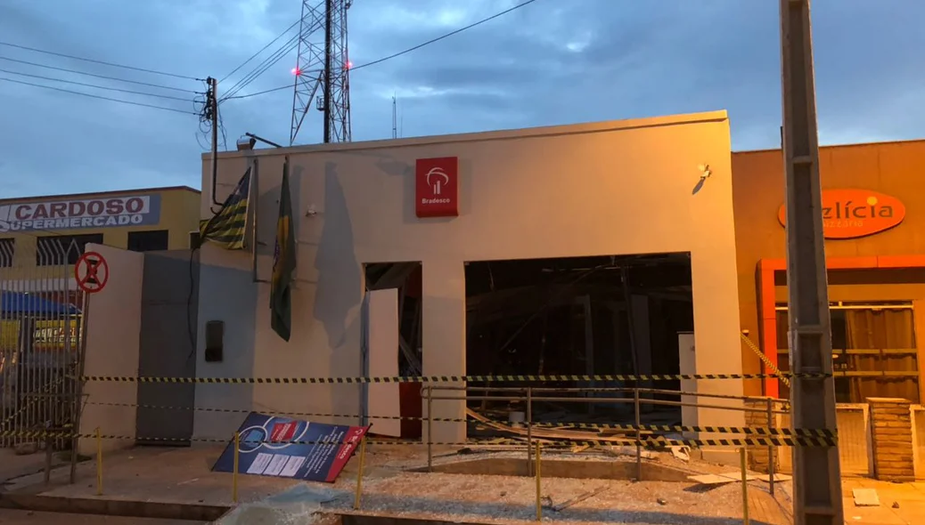 Muito vidro quebrado, espalhado na calçada