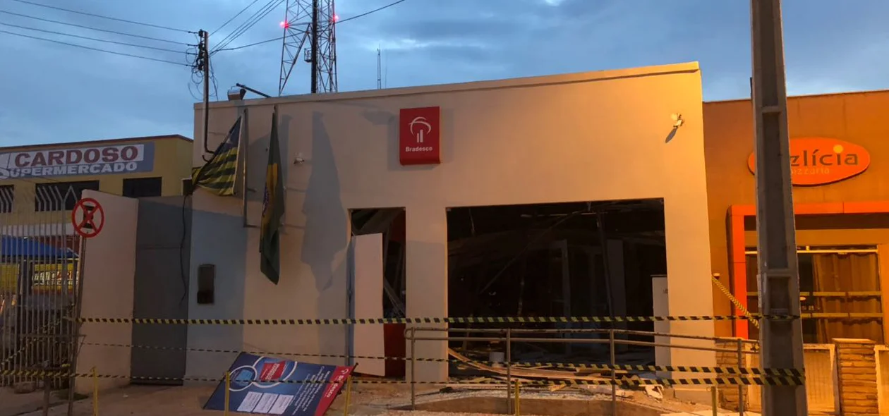 Muito vidro quebrado, espalhado na calçada