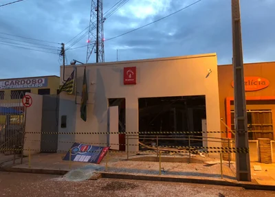 Muito vidro quebrado, espalhado na calçada