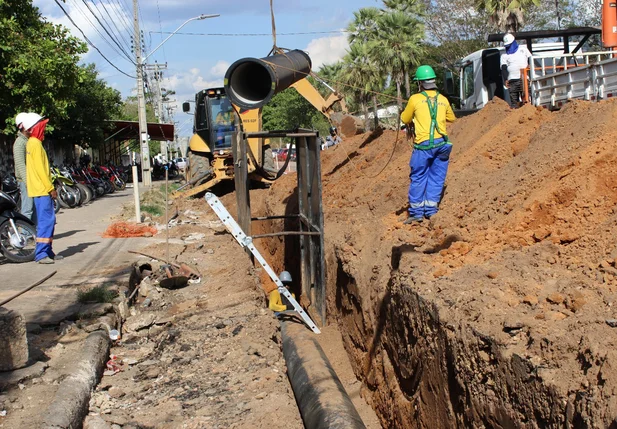 Obras na avenida Henry Wall de Carvalho