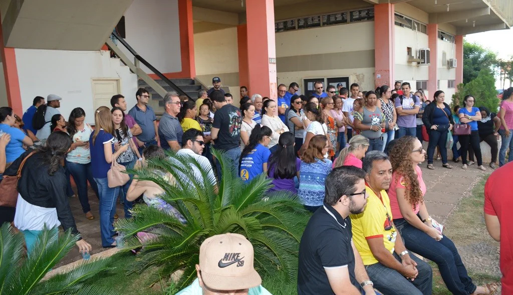 Servidores cobram pagamento dos salários