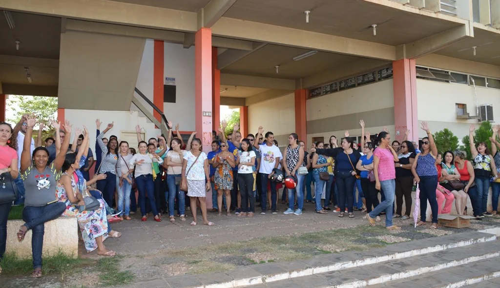 Servidores decidem manter a paralisação