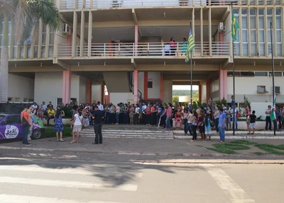 Servidores permaneceram acampado em frente a Prefeitura por mais de duas horas