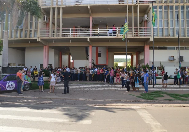 Servidores permaneceram acampado em frente a Prefeitura por mais de duas horas