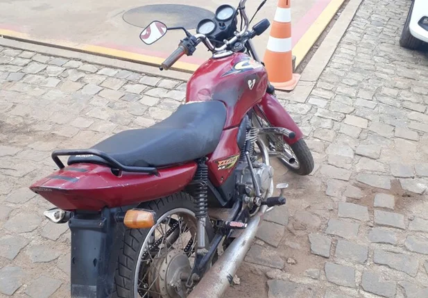 Motocicleta apreendida em Picos