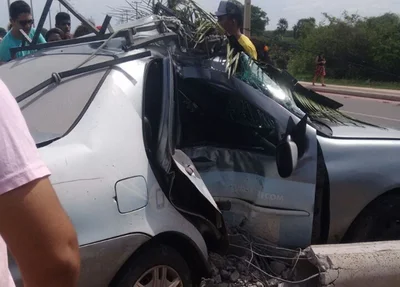 Carro colide com poste na zona norte de Teresina 