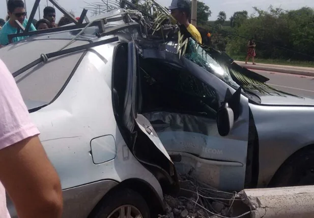 Carro colide com poste na zona norte de Teresina 