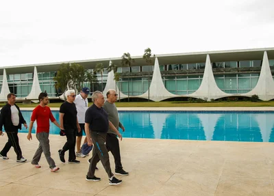 Presidente Temer caminha com Ministros 