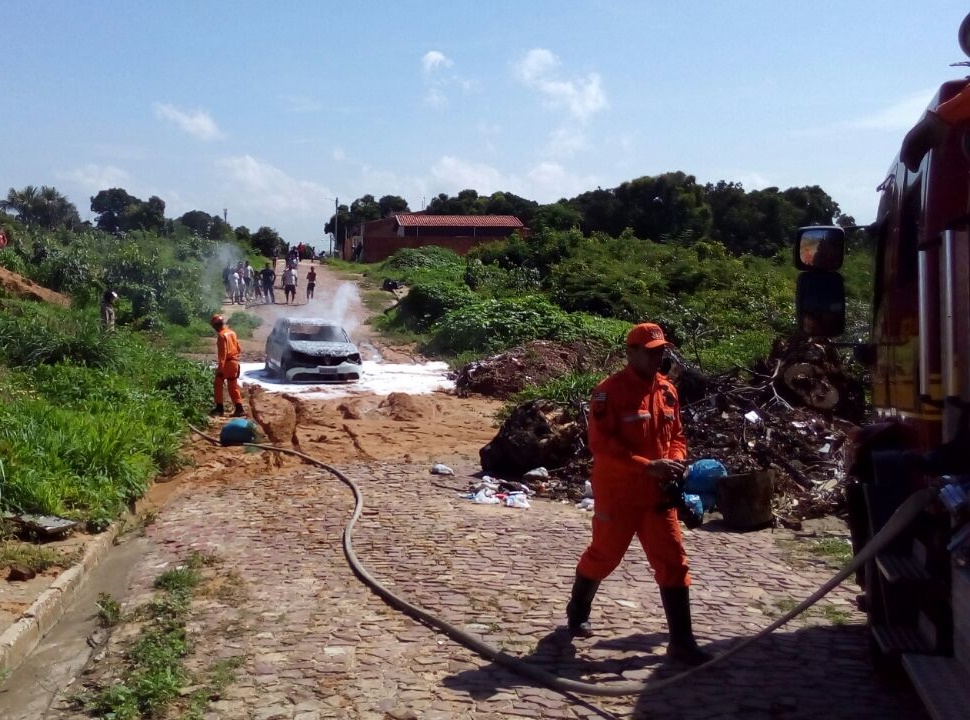 Carro incendiado