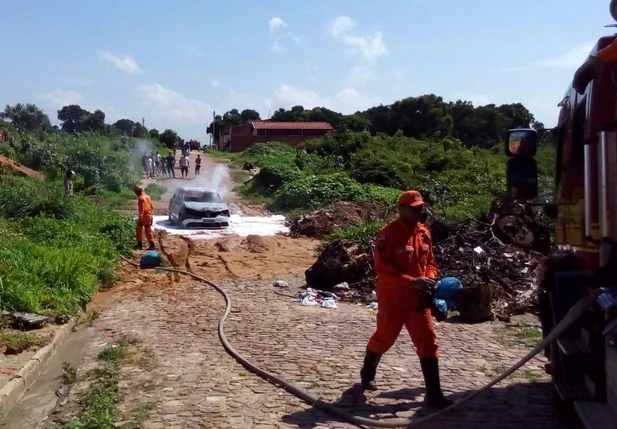 Carro incendiado