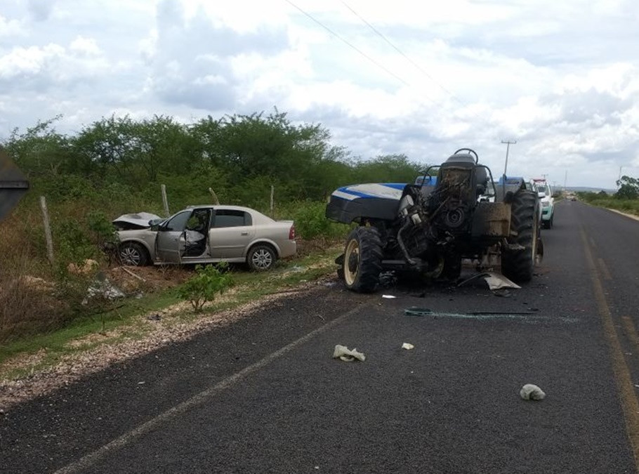 Colisão entre carro e trator na PI-229