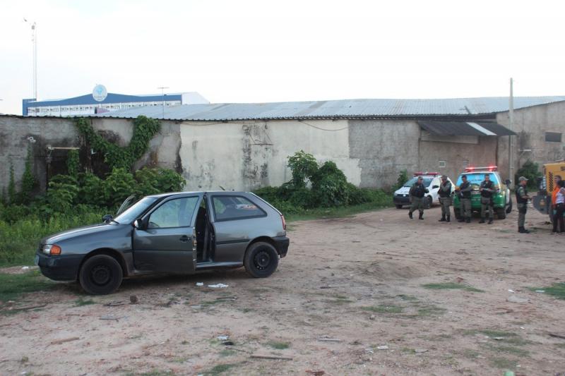 Corpo é encontrado dentro de carro