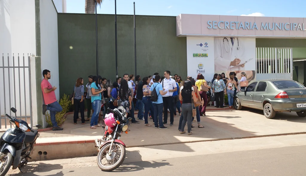 Servidores acampados em frente a sede da Secretaria de Saúde