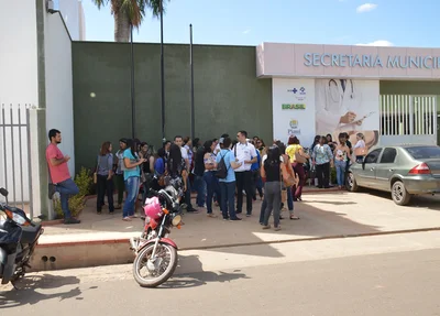Servidores acampados em frente a sede da Secretaria de Saúde