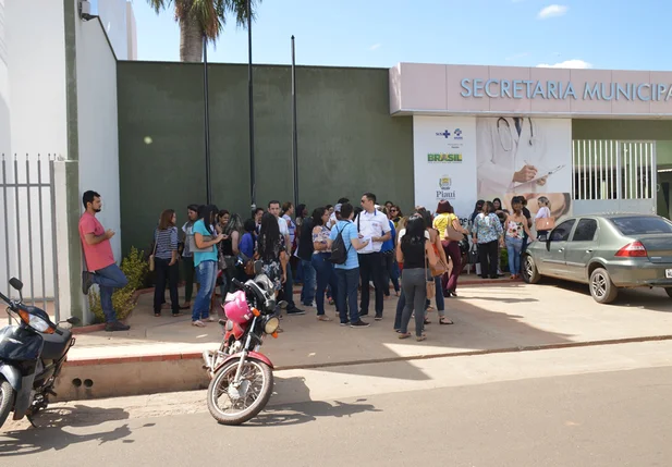 Servidores acampados em frente a sede da Secretaria de Saúde