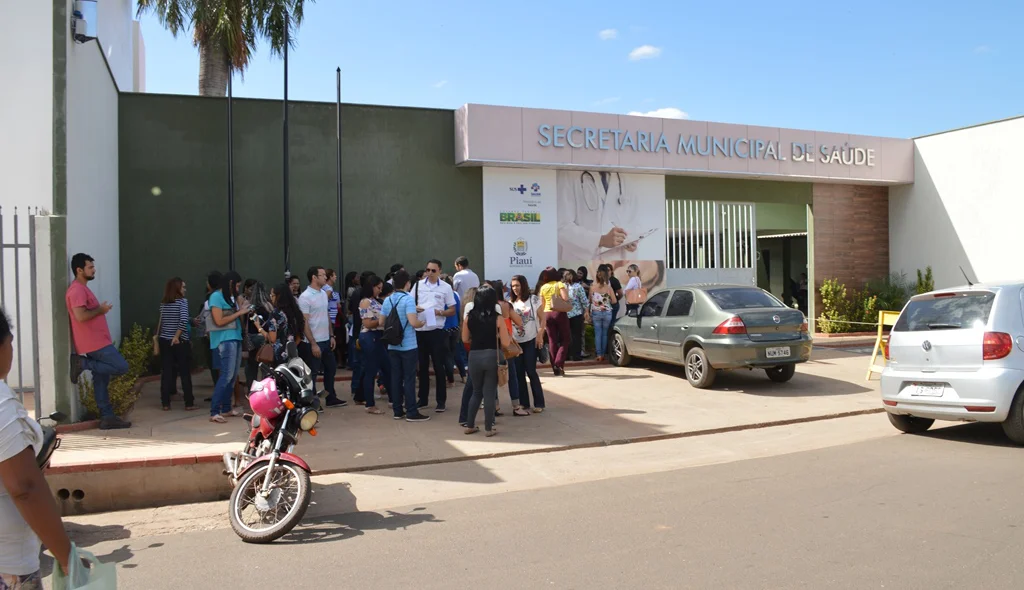 Servidores decidem manter a paralisação