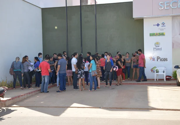 Servidores realizam protesto na Secretaria de Saúde de Picos