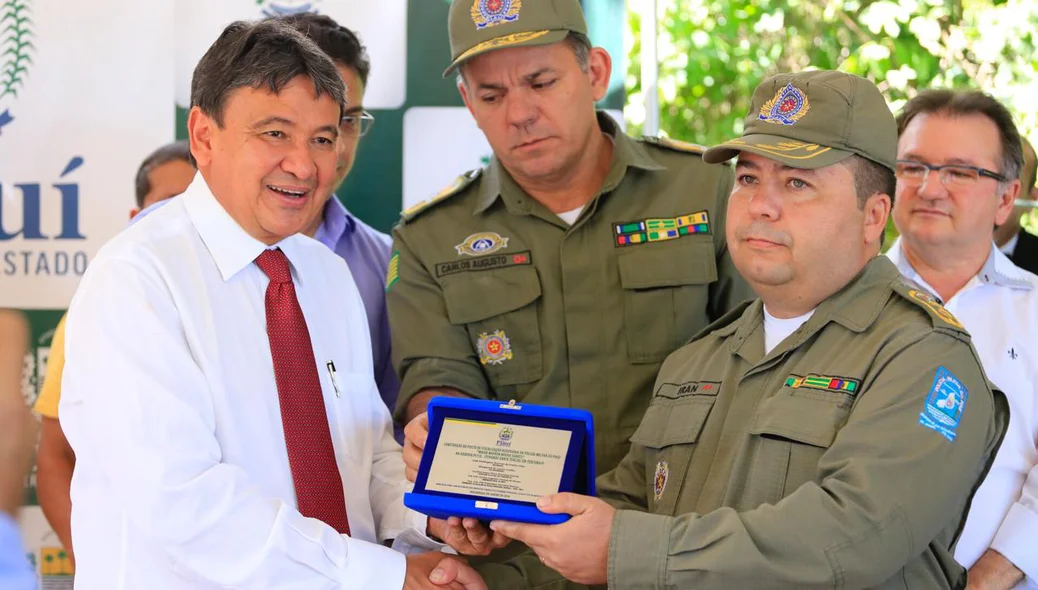Tenente-coronel Iran Moura recebendo homenagem em nome do major Mayron