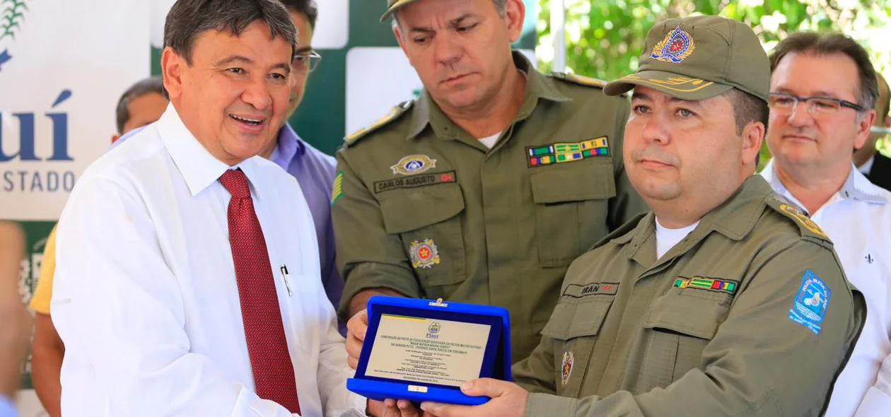 Tenente-coronel Iran Moura recebendo homenagem em nome do major Mayron