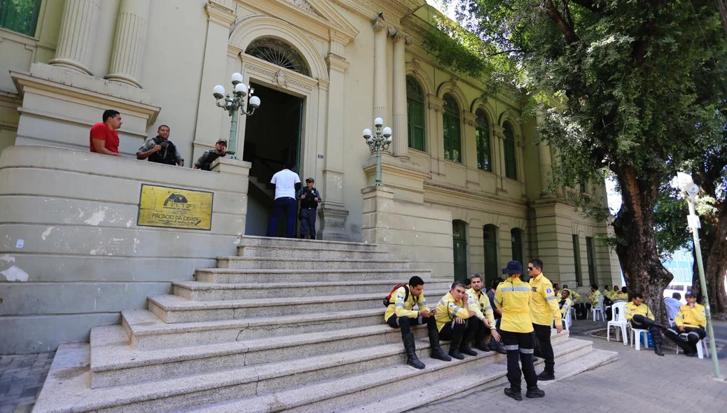 Agentes da Strans parados em frente ao Palácio da Cidade