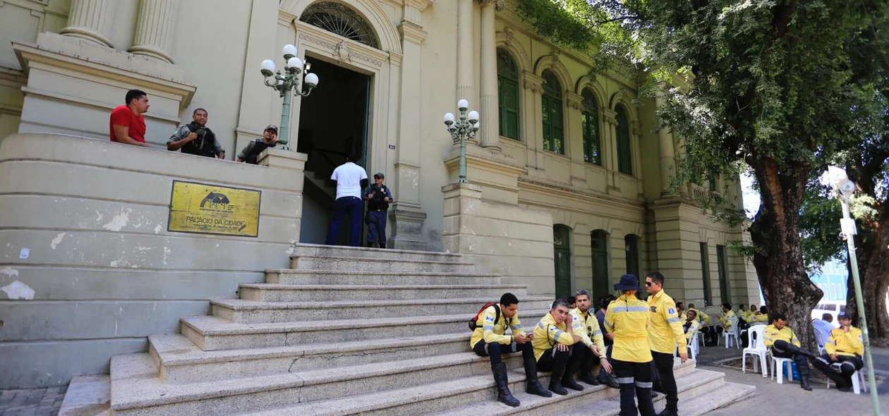 Agentes da Strans parados em frente ao Palácio da Cidade