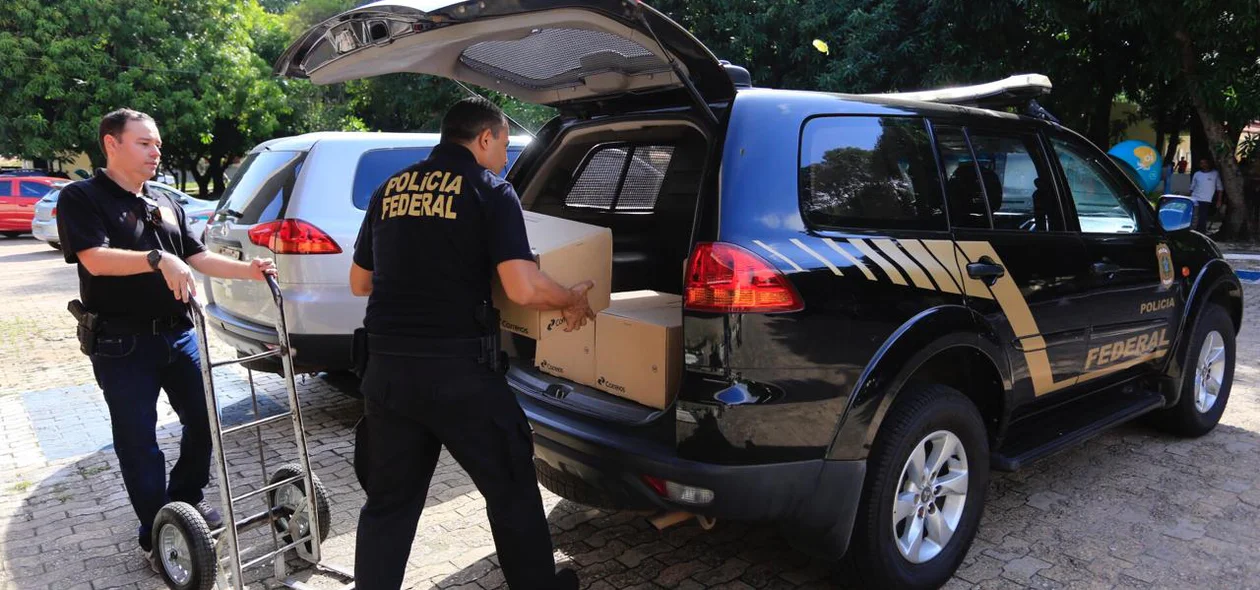 Agentes levam documentos da Uespi