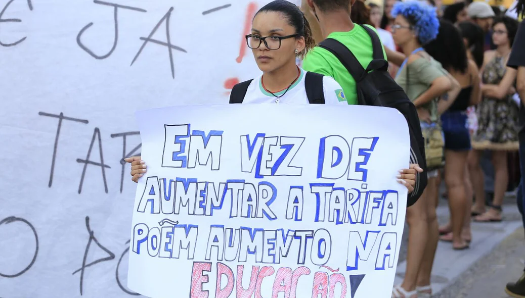 Aluna do IFPI segura cartaz em ato contra o aumento 