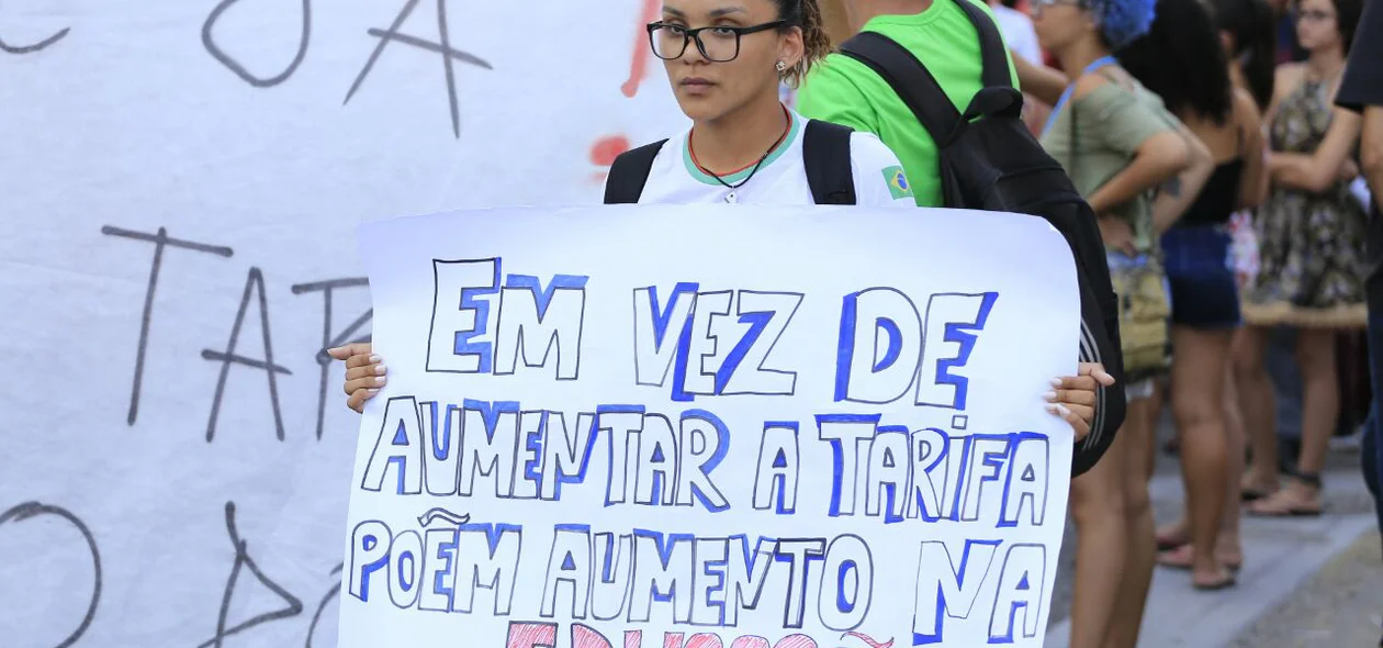 Aluna do IFPI segura cartaz em ato contra o aumento 