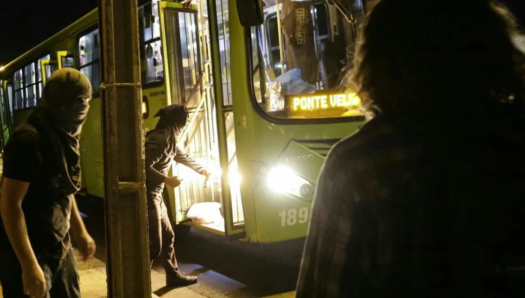 Manifestante coloca fogo no ônibus