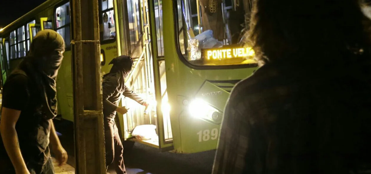 Manifestante coloca fogo no ônibus