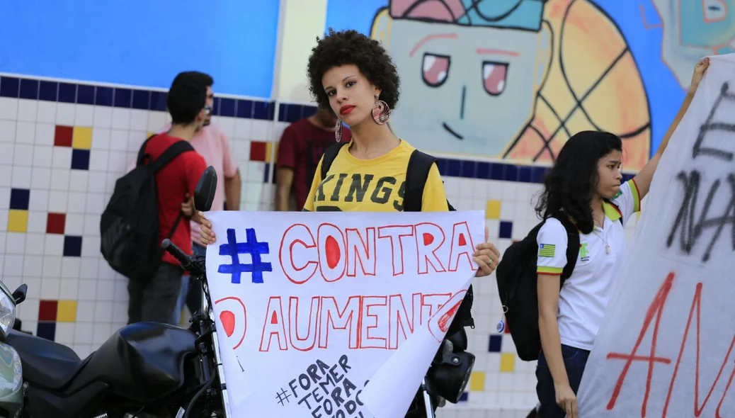 Manifestante no ato contra o aumento 