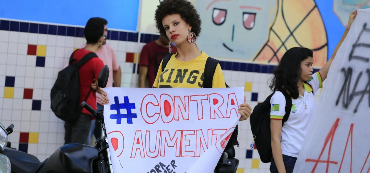 Manifestante no ato contra o aumento 