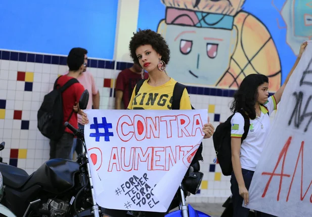 Manifestante no ato contra o aumento 