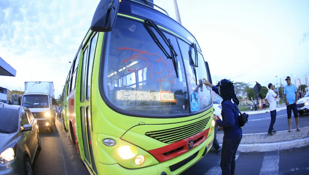 Manifestante picha ônibus