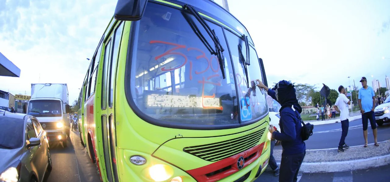 Manifestante picha ônibus