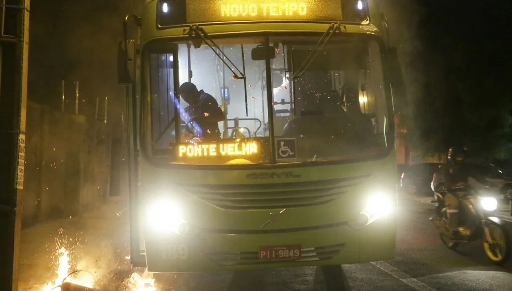 Manifestantes colocam fogo em ônibus