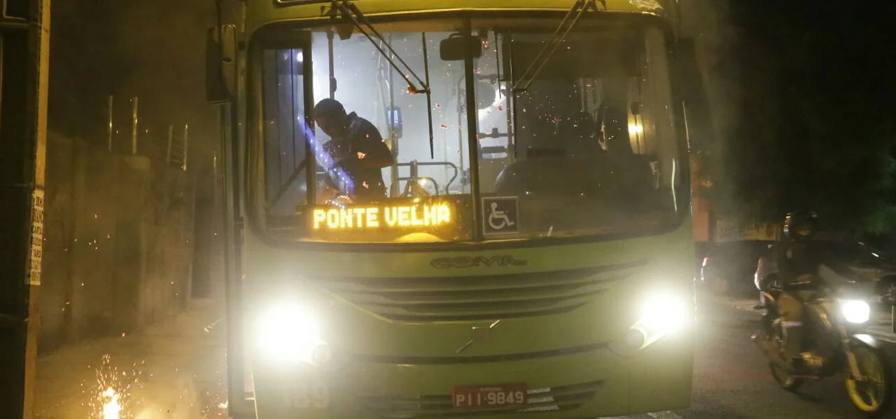 Manifestantes colocam fogo em ônibus