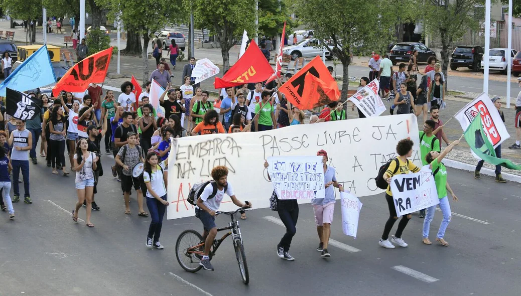 Manifestantes contra o aumento seguram cartazes na Av. Frei Serafim 