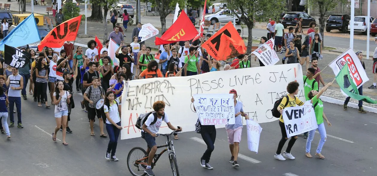 Manifestantes contra o aumento seguram cartazes na Av. Frei Serafim 