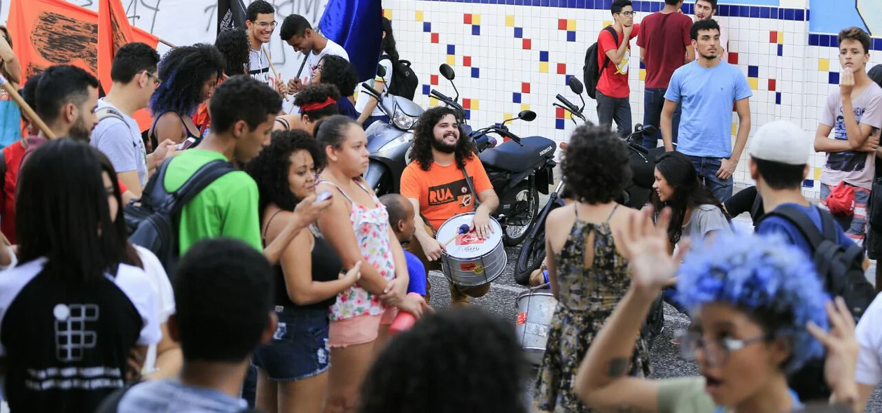 Manifestantes em ato contra o aumento da passagem de ônibus