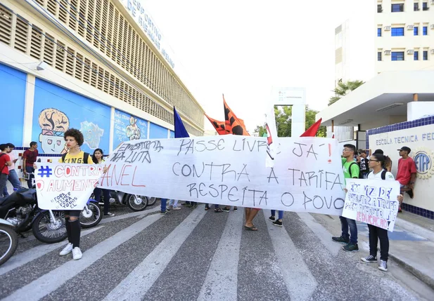 Manifestantes em frente ao IFPI na manifestação contra o aumento