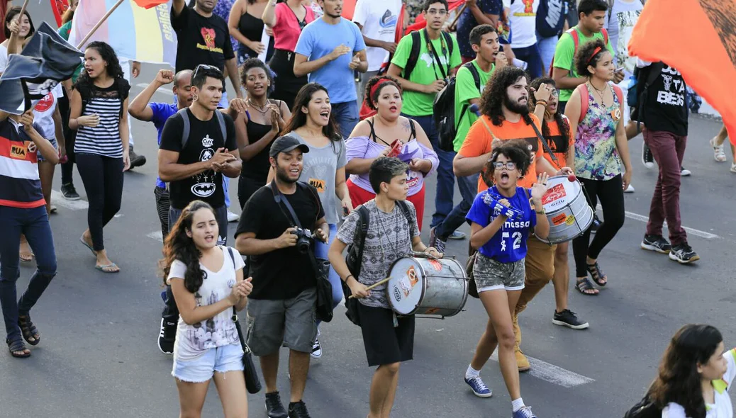 Manifestantes na Avenida Frei Serafim 