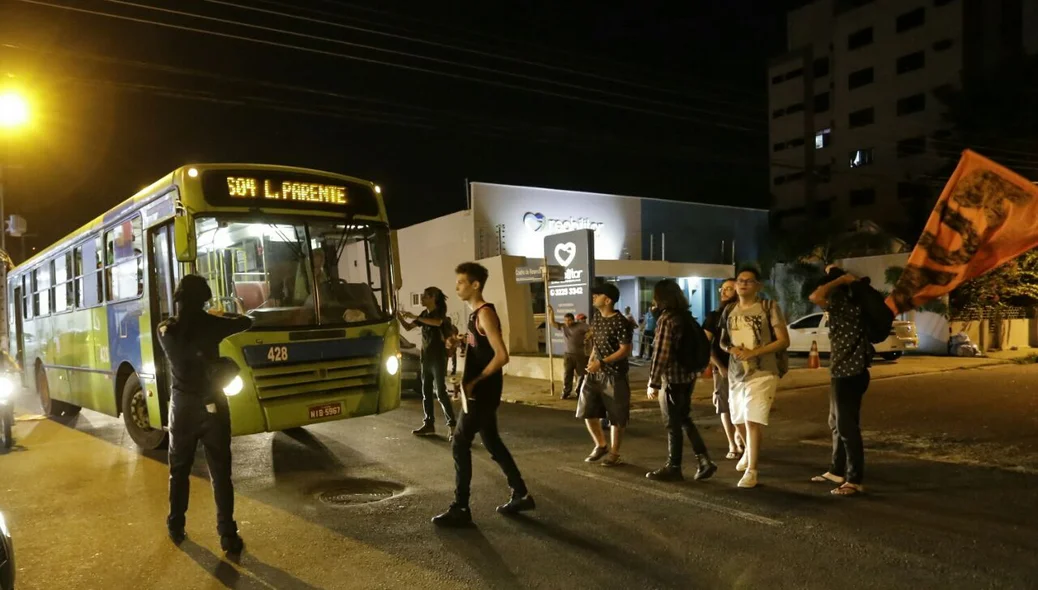 Manifestantes param ônibus