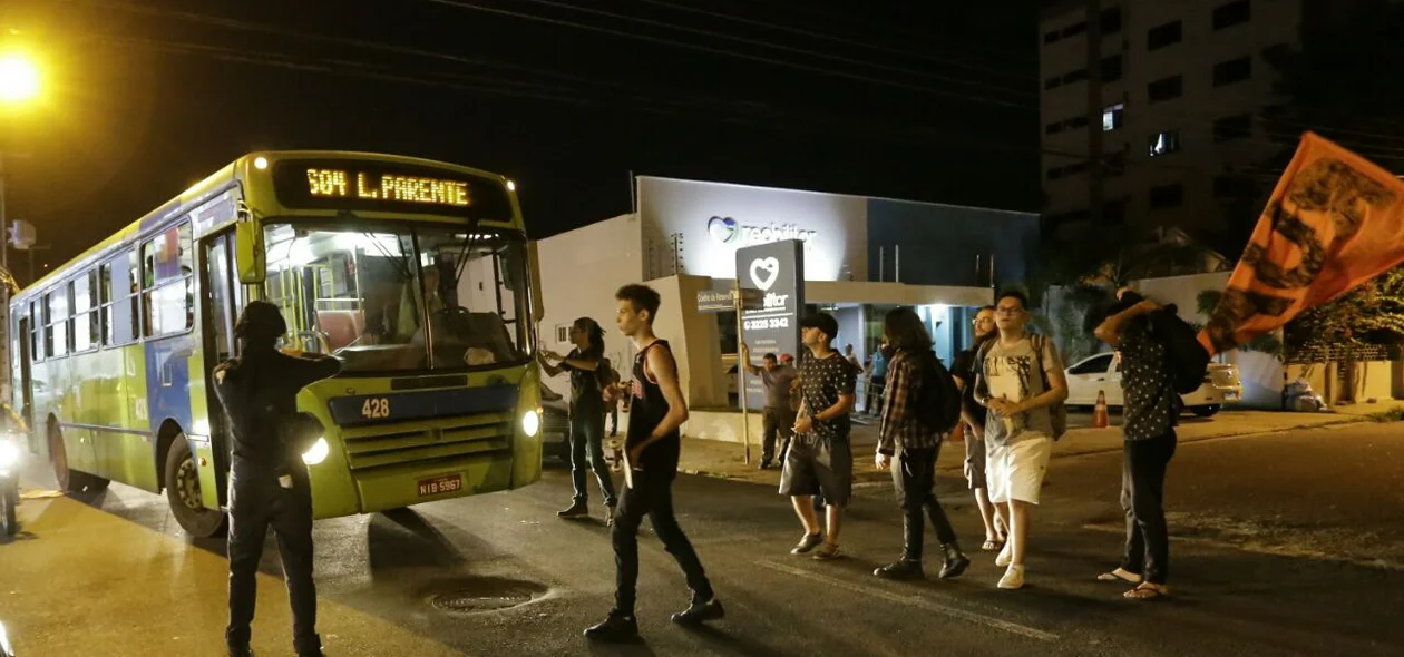 Manifestantes param ônibus