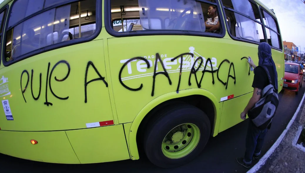 Manifestantes picham ônibus