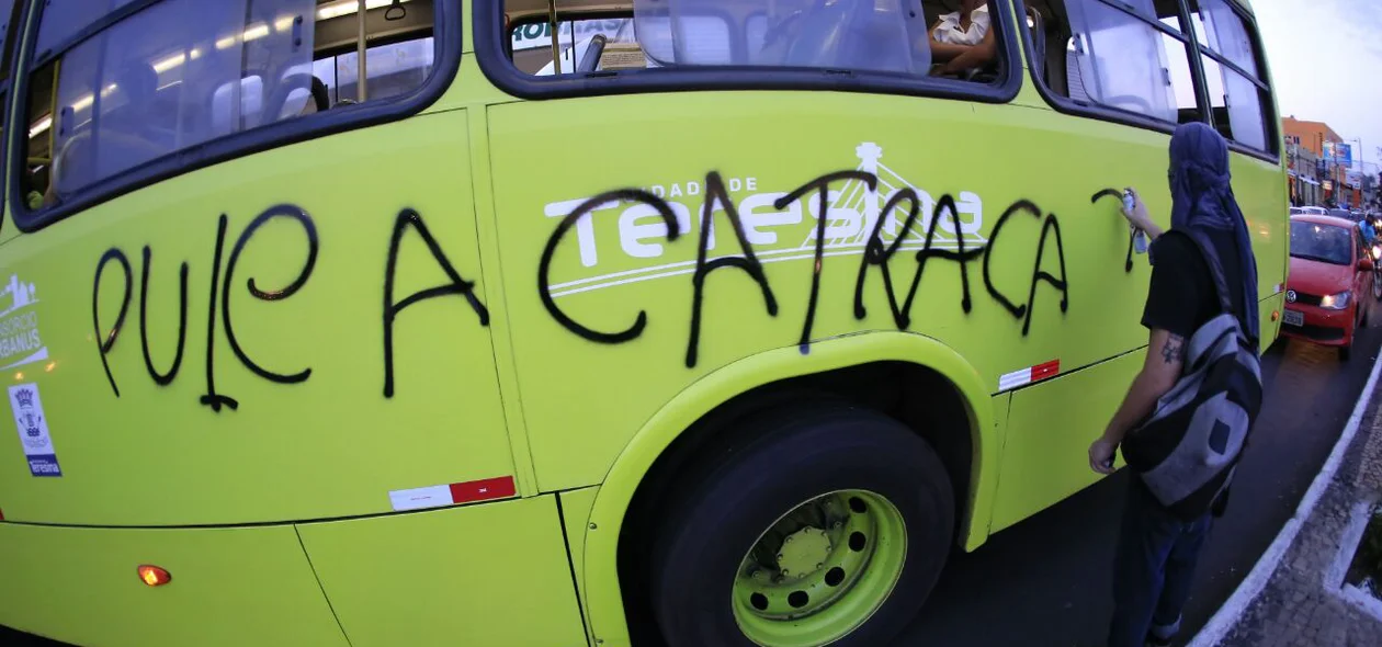 Manifestantes picham ônibus