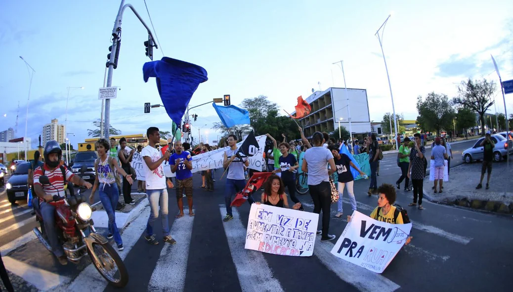 Manifestantes protestam contra o aumento da passagem de ônibus
