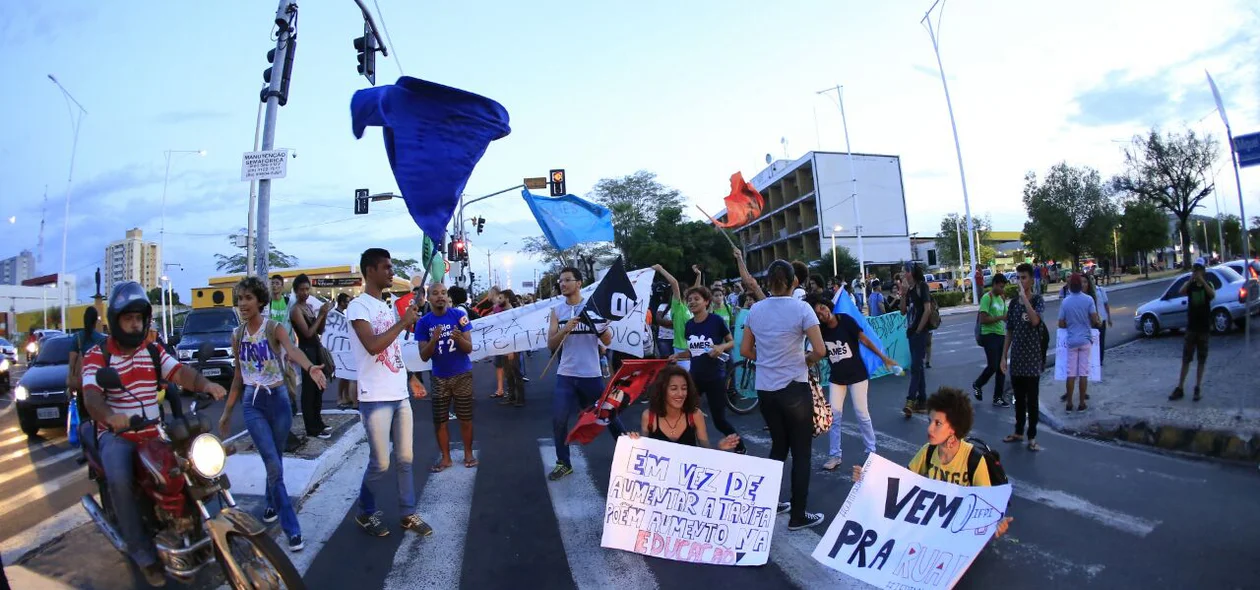 Manifestantes protestam contra o aumento da passagem de ônibus
