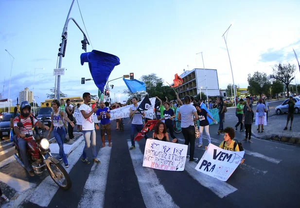 Manifestantes protestam contra o aumento da passagem de ônibus