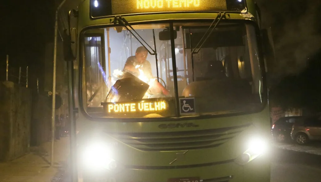 Motorista apaga fogo